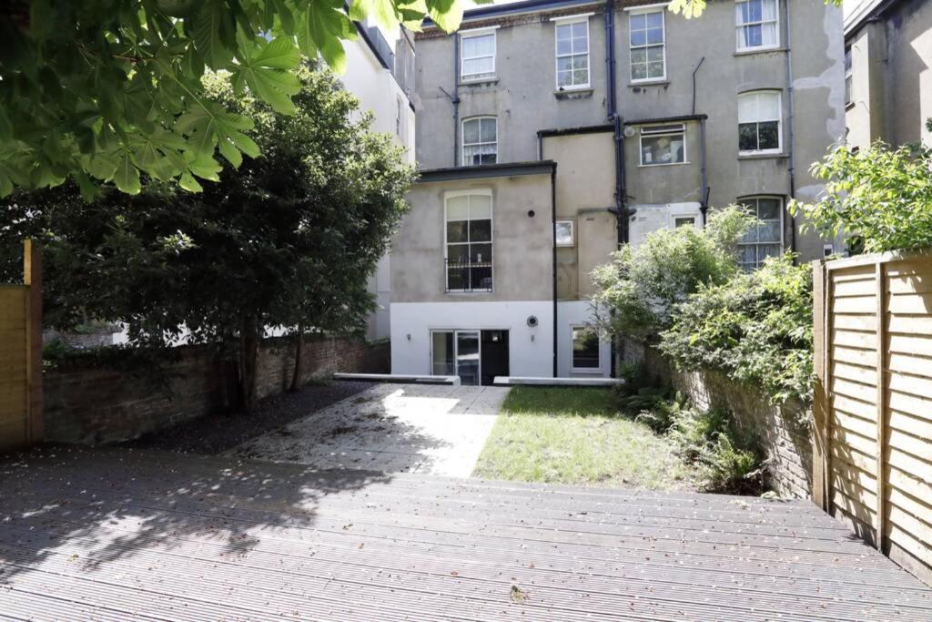 2 Bedrooms Close To The Beach With Garden And Own Entrance ! Brighton Екстер'єр фото