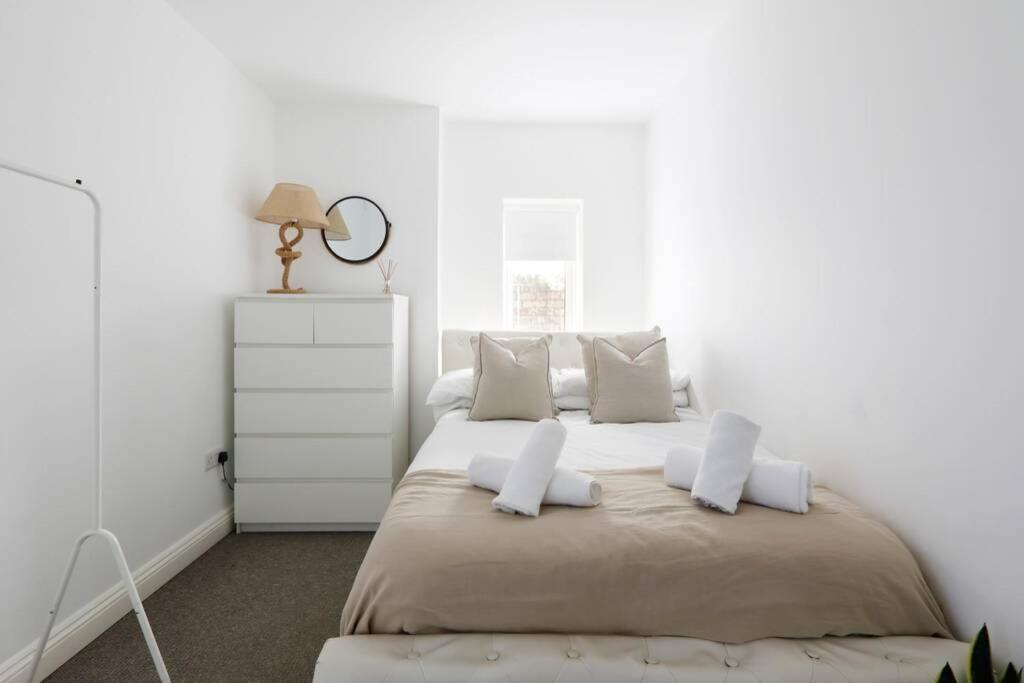 2 Bedrooms Close To The Beach With Garden And Own Entrance ! Brighton Екстер'єр фото
