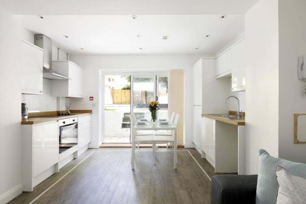 2 Bedrooms Close To The Beach With Garden And Own Entrance ! Brighton Екстер'єр фото