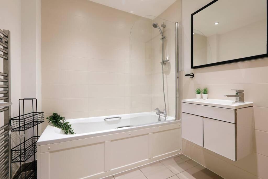 2 Bedrooms Close To The Beach With Garden And Own Entrance ! Brighton Екстер'єр фото